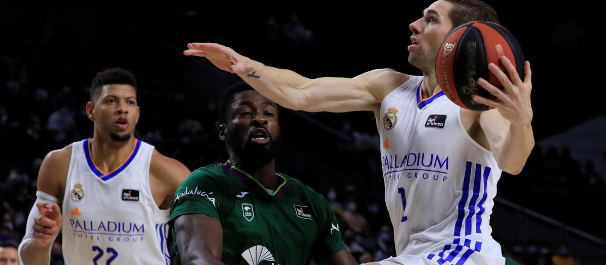 El jugador del Real Madrid F. Causeur, durante el partido de la liga Endesa ante el Unicaja