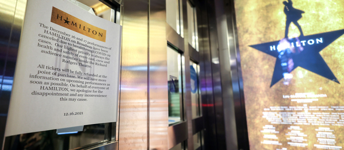 Un cartel anuncia el cierre temporal del musical Hamilton en Broadway (Nueva York) a causa del aumento de contagios de covid