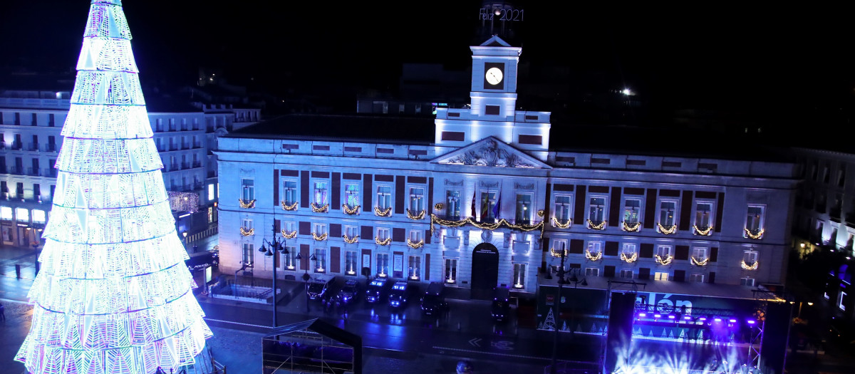 Vista de la plaza de la Puerta del Sol de Madrid completamente vacía, horas antes de las tradicionales campanadas de Nochevieja