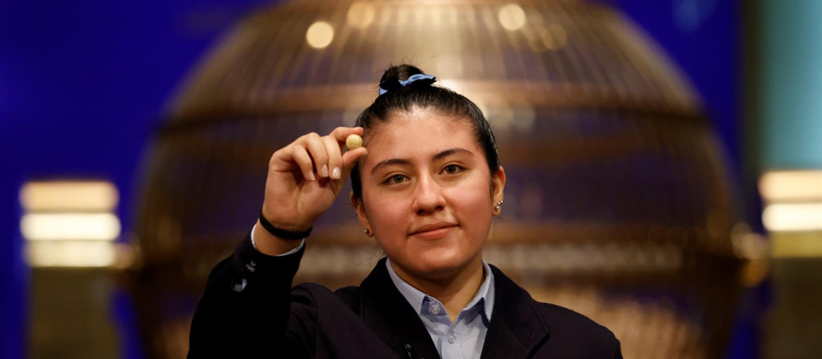 Una niña del Colegio de San Ildefonso canta el primer premio al 86148 del sorteo de la Lotería de Navidad celebrado en el Teatro Real de Madrid este miércoles