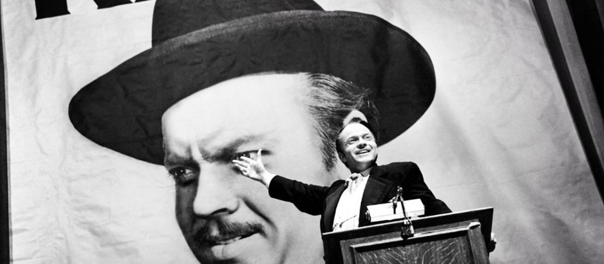 Ciudadano Kane (1941)
En toda lista de las mejores películas de la historia del cine ocupa un lugar, normalmente destacado, Ciudadano Kane. Metacritic no es una excepción. La extraordinaria obra dirigida y protagonizada por Orson Welles sobre el magnate Charles Foster Kane es una de las ocho únicas películas que obtiene la máxima puntuación posible en el agregador de críticas.