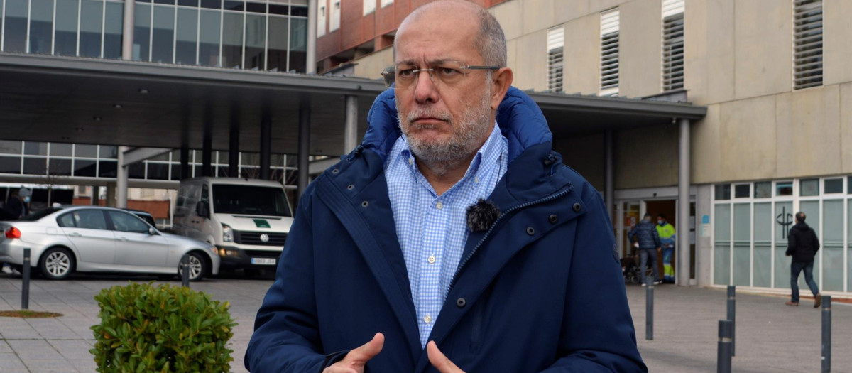 Francisco Igea en el hospital donde pidió volver a su puesto tras el adelanto electoral anunciado por Mañueco en Castilla y León