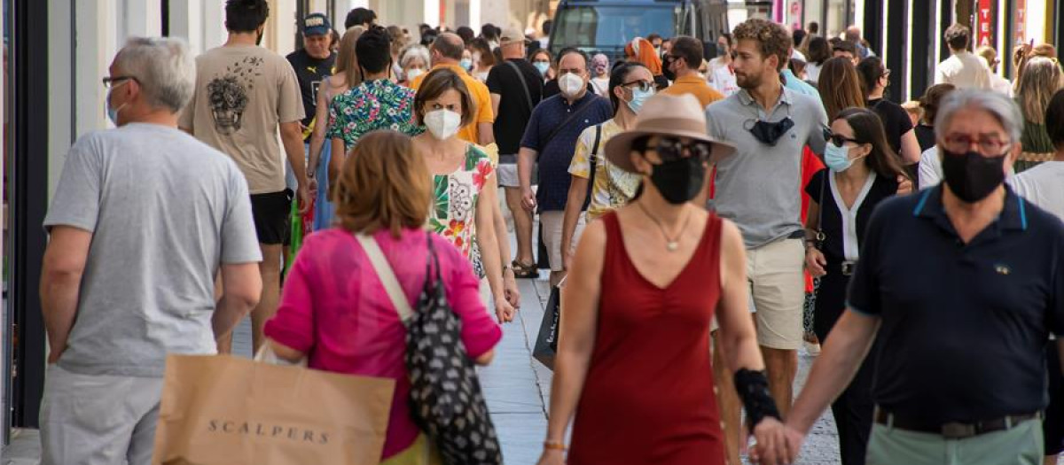 Ambiente en una calle comercial del centro de Sevilla