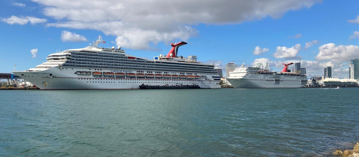 Dos cruceros permanecen hoy en el Puerto de Miami, Florida (EE.UU.). La nueva explosión de la covid-19 disparó las investigaciones de contagio en los cruceros por parte de las autoridades en EE.UU., mientras algunas navieras endurecen las medidas y limitan más su ocupación con la esperanza de que la nueva y altamente contagiosa variante ómicron sea menos mortífera. Los Centros para el Control y Prevención de Enfermedades (CDC, en inglés) de EE.UU. investigan el brote de los últimos 7 días en 68 cruceros en plena época navideña, pese a la vacunación casi total de la tripulación y los pasajeros