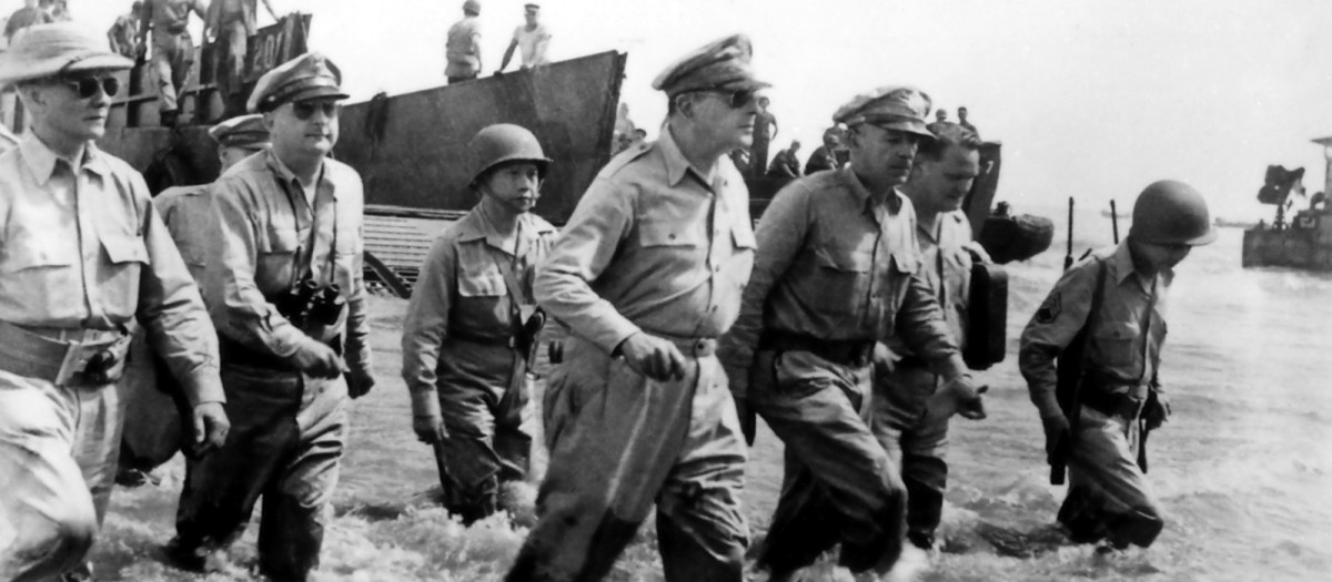 El general MacArthur y su personal, junto al presidente filipino Sergio Osmeña, bajan a tierra en la playa de Palo, Leyte, 20 de octubre de 1944