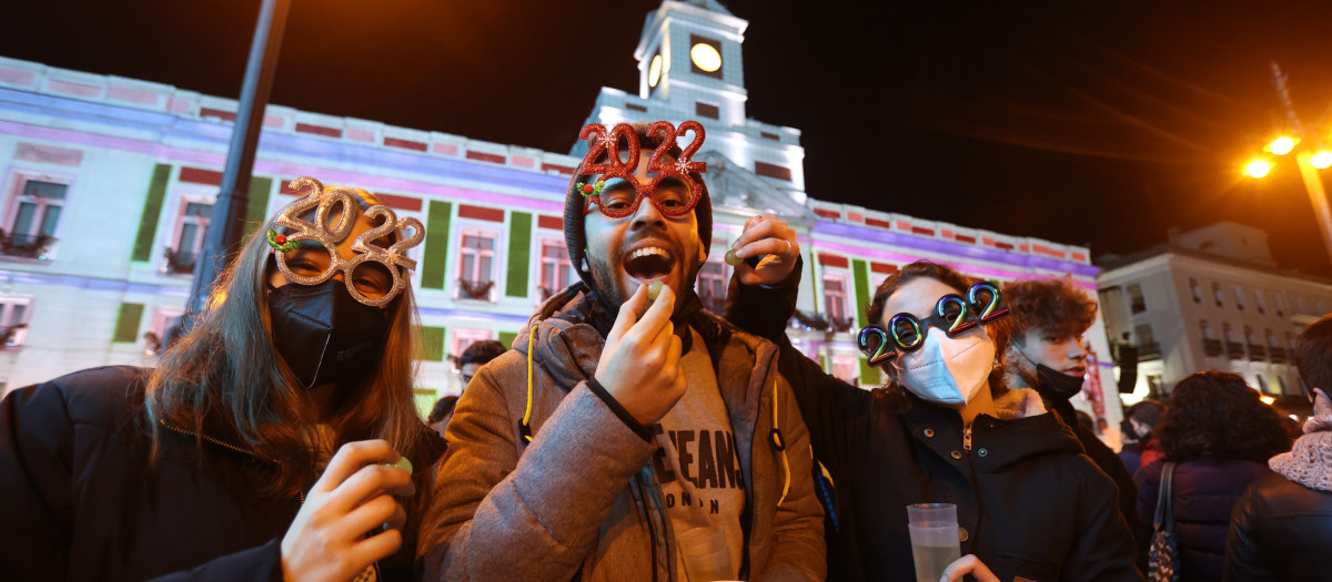 Miles de madrileños se toman las uvas hoy jueves en la madrileña Puerta del Sol en el ensayo de las tradicionales doce uvas de Nochevieja