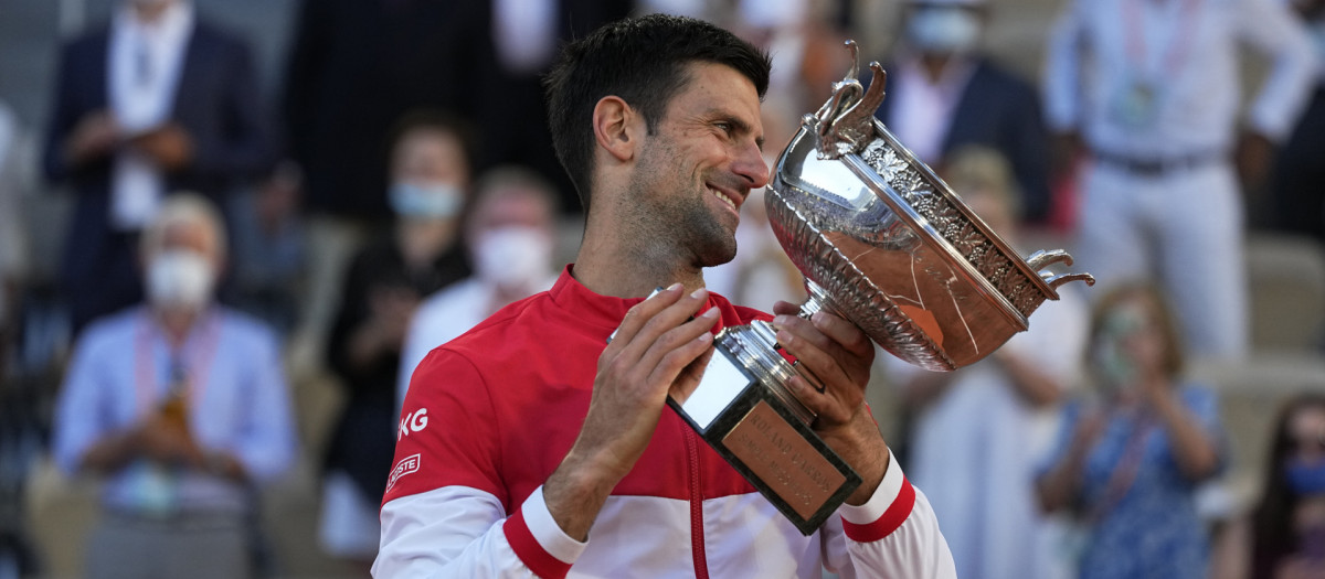Nova Djokovic con la copa de campeón de Roland Garros 2021