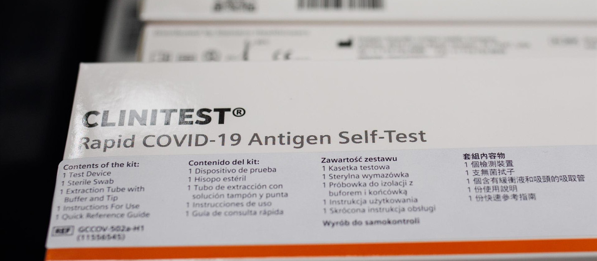 Varias cajas de test de antígenos en la farmacia