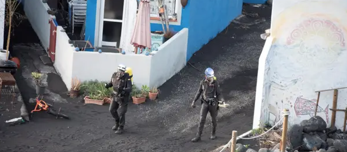 Efectivos de la Guardia Civil realizan mediciones de gases en el barrio costero de La Bombilla