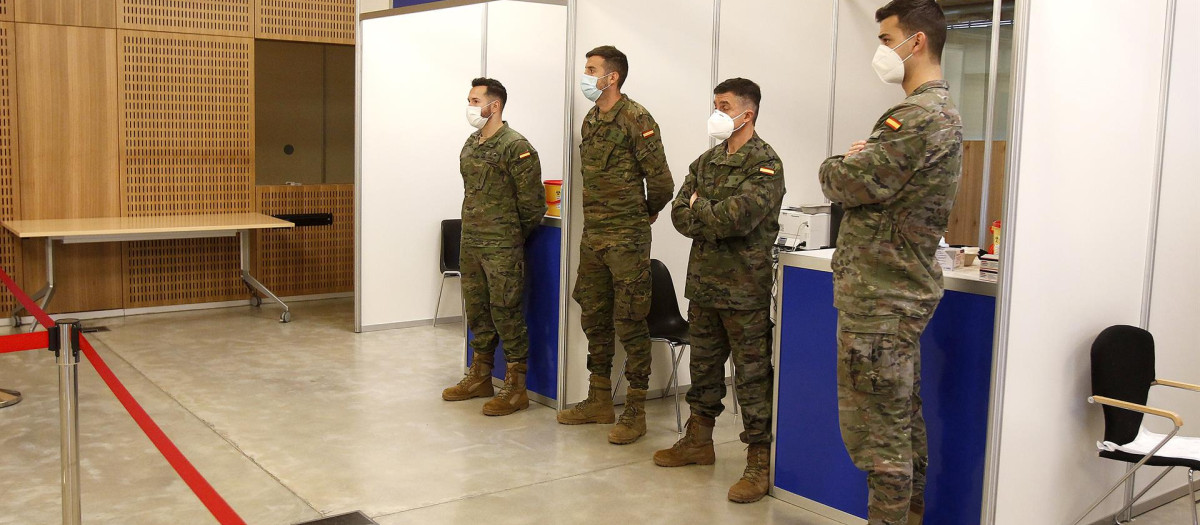 Varios militares de las Fuerzas Armadas tras incorporarse a los equipos de vacunación del IB-Salud de Baleares