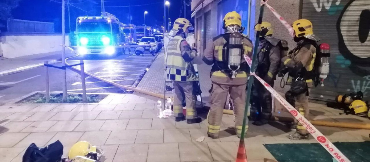 Los bomberos revisando las tareas de extinción del fuego con una víctima mortal en Malgrat (Barcelona) 
Una mujer de 83 años ha muerto tras incendiarse su vivienda, ubicada en un edifico de la calle Manuel de Falla en Malgrat de Mar (Barcelona), el sábado por la noche.

SOCIEDAD 
@BOMBERS