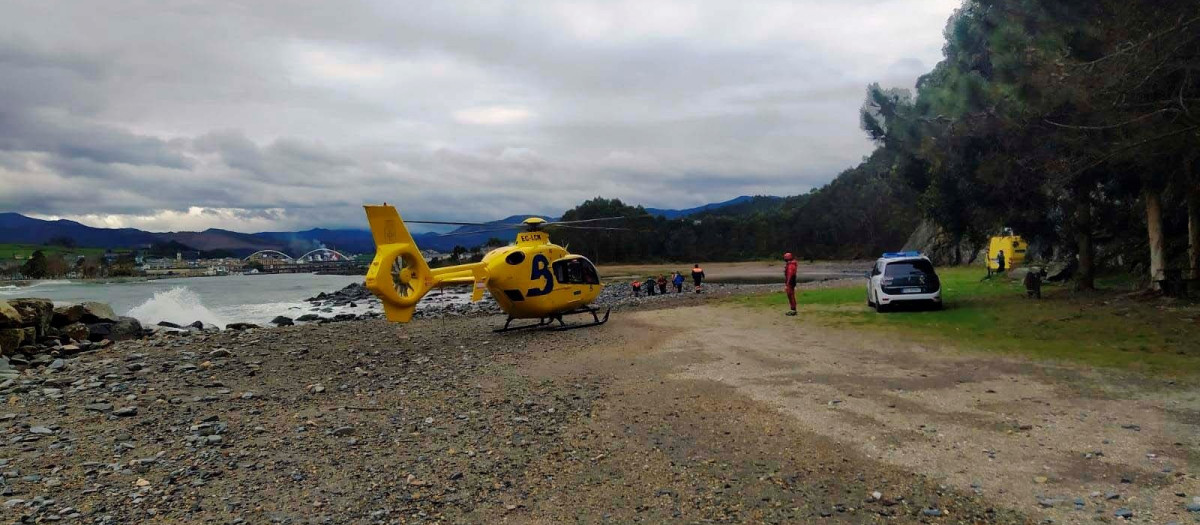 Vista de los servicios de emergencia durante el rescate.