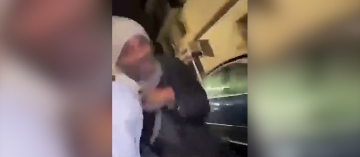 Capturas del vídeo que subieron a redes los dos detenidos por arrastrar peatones desde un coche en marcha en París