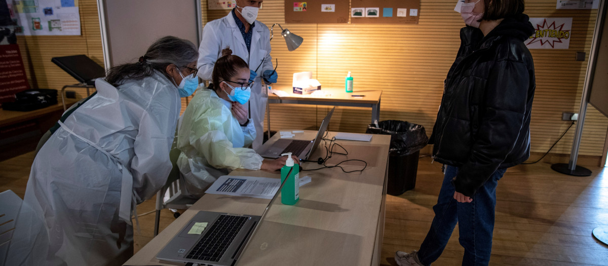 Una mujer espera antes de realizarse una prueba PCR en un centro de salud de Toledo