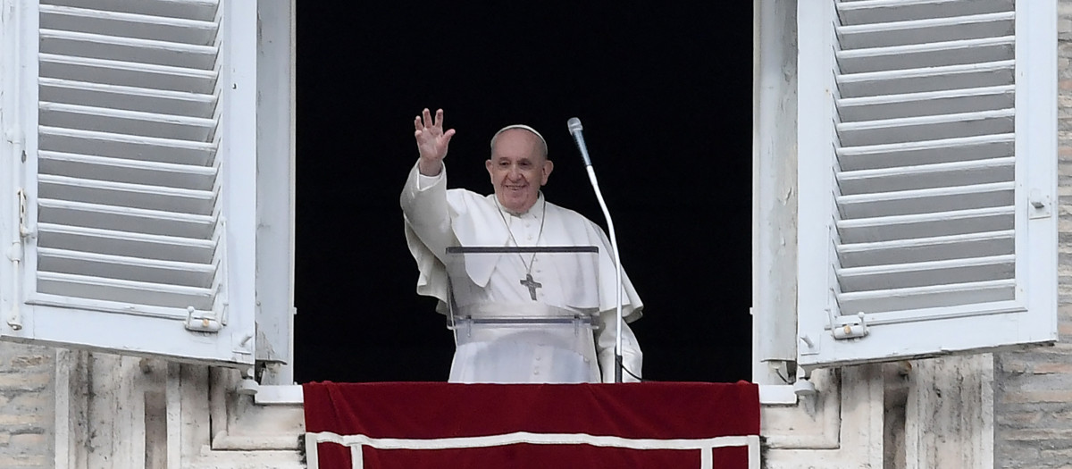 El Santo Padre en la ventana de su estudio sobre la plaza de San Pedro