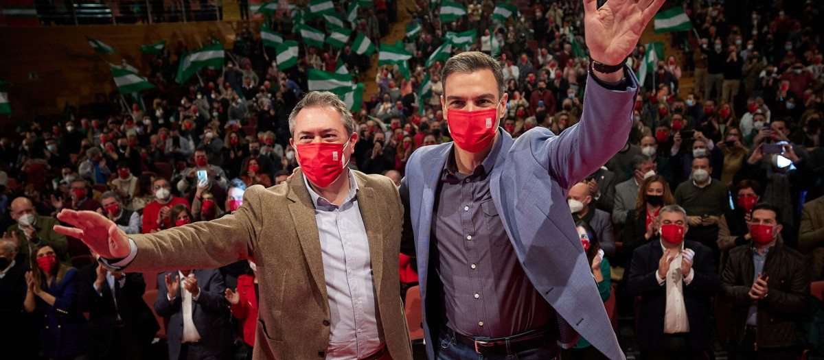 Pedro Sánchez junto a Juan Espadas, en el Palacio de Congresos de Granada, este sábado.