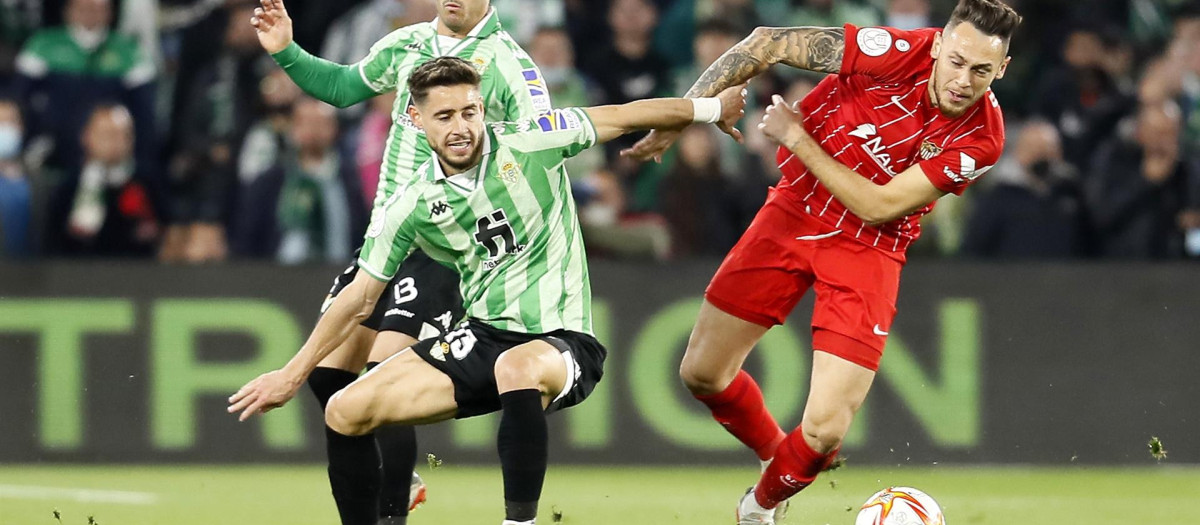 L delantero del Sevilla Lucas Ocampos (d) con el balón ante el defensa del Betis Álex Moreno