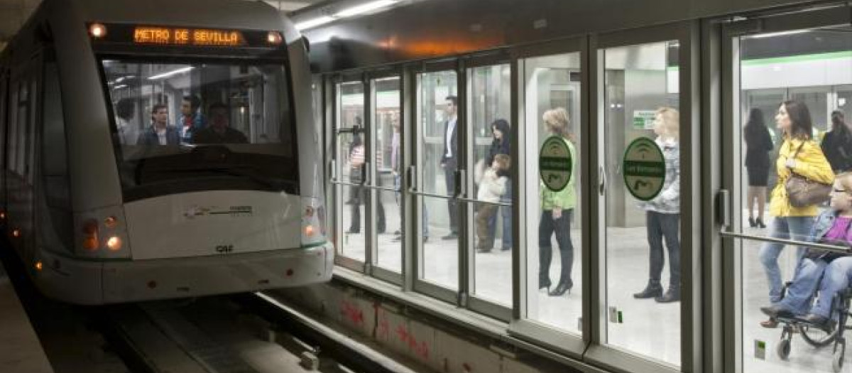 Un tren llegando a la estación de San Bernardo del Metro de Sevilla