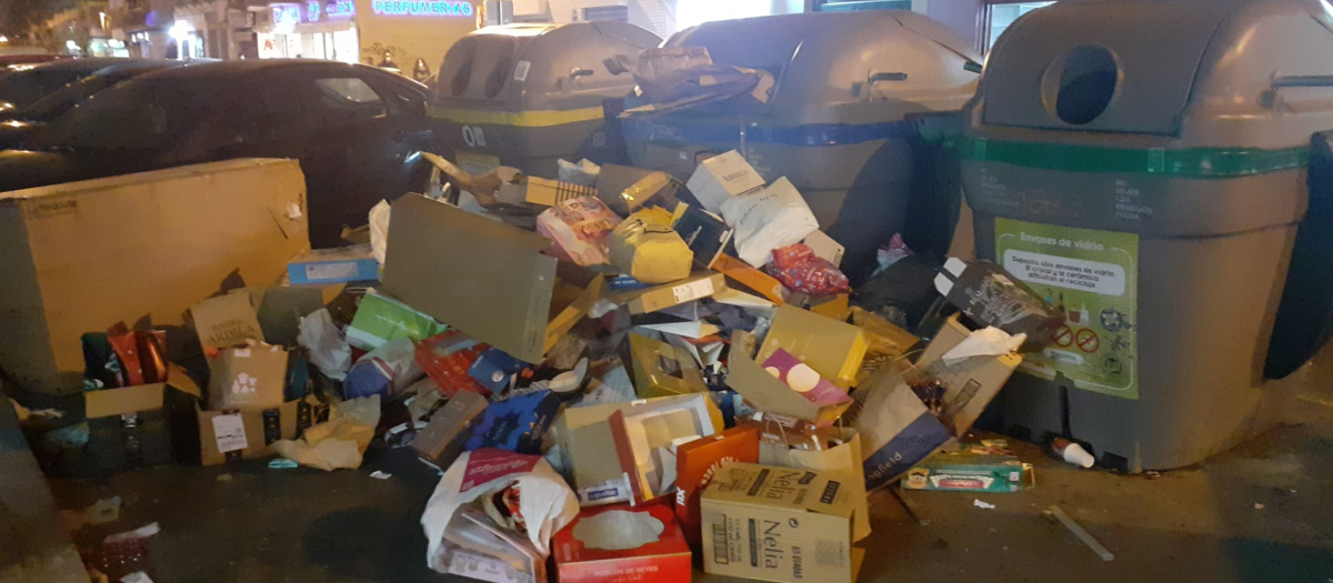 Basura acumulada en el distrito de la Macarena de Sevilla