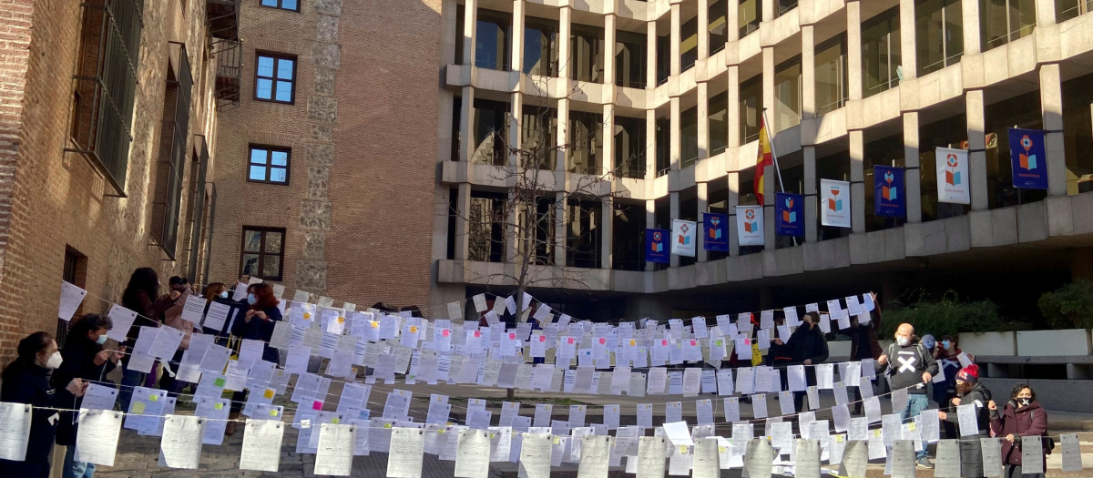 GRAF1420. MADRID (ESPAÑA), 17/01/2022.- La Plataforma de Técnicos y Técnicas temporales del Instituto Nacional de las Artes Escénicas y la Música (Inaem) se ha congregado este lunes frente al Ministerio de Cultura y Deporte en Madrid, donde este lunes se han exhibido cientos de contratos temporales en señal de protesta, tras varios meses convocando huelgas y manifestaciones. EFE/ María Muñoz