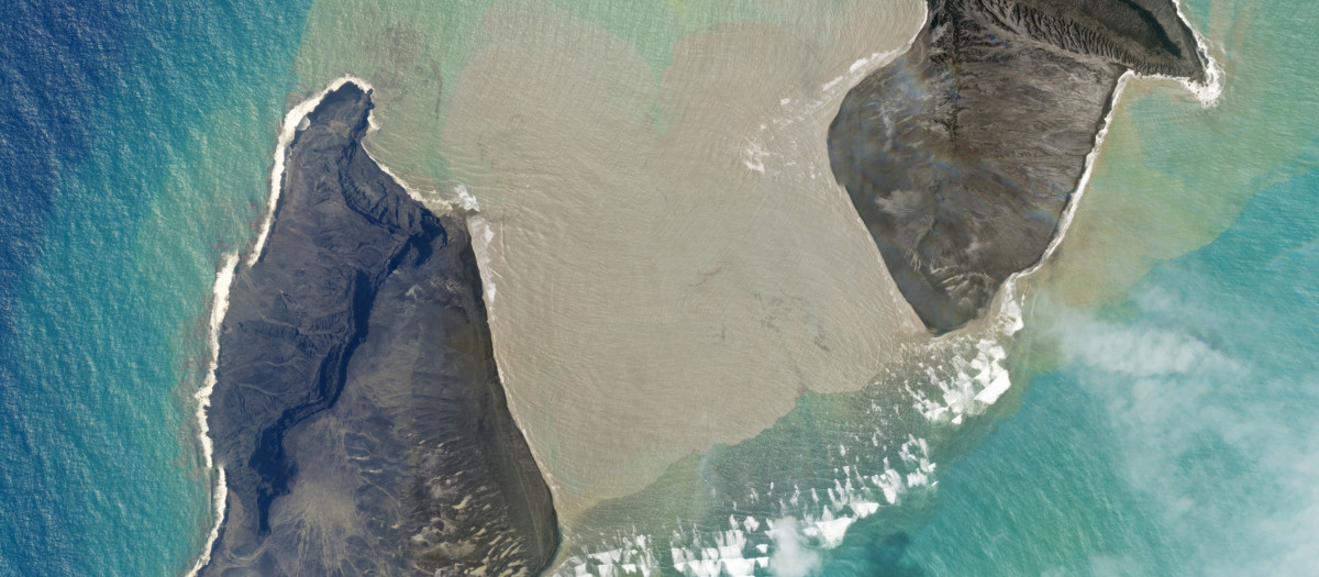 La isla de Hunga Tonga-Hunga Haʻapai, minutos antes de la erupción del volcán


A handout photo taken on January 15, 2022 and made available by 2022 Planet Labs PBC shows the pre-eruption on the Hunga Tonga-Hunga Ha?apai volcano. (Photo by Handout / © 2022 Planet Labs PBC. / AFP) / RESTRICTED TO EDITORIAL USE - MANDATORY CREDIT "AFP PHOTO /  © 2022 Planet Labs PBC." - NO MARKETING - NO ADVERTISING CAMPAIGNS - DISTRIBUTED AS A SERVICE TO CLIENTS