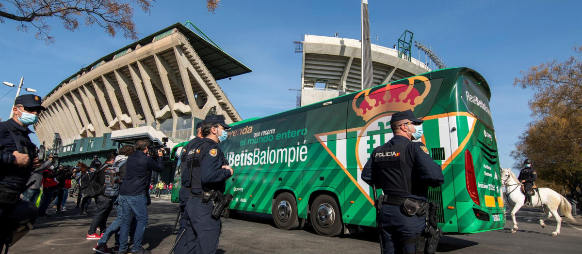 Medidas de seguridad a la llegada del autobús que traslada al Betis al estadio Benito Villamarín para reanudar el partido de octavos de final de la Copa del Rey ante el Sevilla