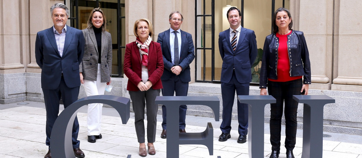 De izda. a dcha.: Alberto Granados, presidente de Microsoft España, Belén Gancedo, directora de Educación de Microsoft en España, Rosa Visiedo, rectora de la Universidad CEU San Pablo, Ricardo Palomo, decano de la Universidad CEU San Pablo, Manuel Abellán, responsable de Higher Education en Microsoft España y Carmen García de Elías, gerente de la Universidad CEU San Pablo.