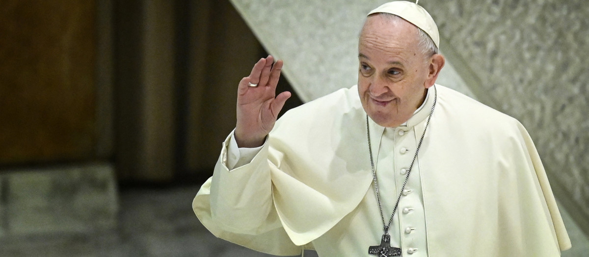 El Santo Padre saludando a los asistentes de la audiencia general del 19 de enero