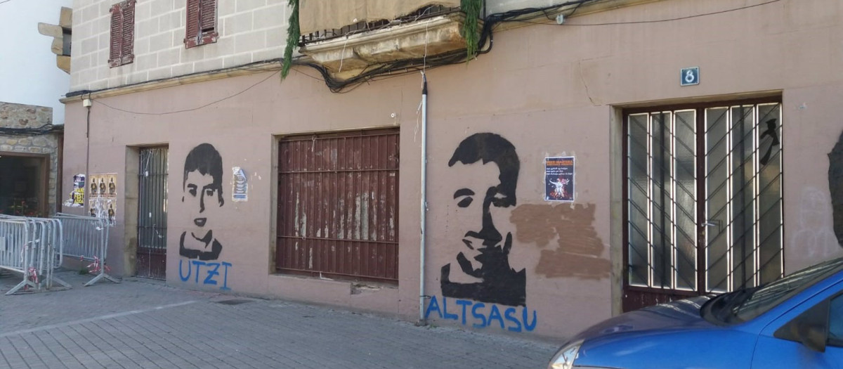 Pintada en Alsasua (Navarra) con la cara de dos de los detenidos por la agresión a guardias civiles en 2016. La Sala de Apelaciones de la Audiencia Nacional ha confirmado este jueves el fallo de la Sección Primera de esta misma instancia que descartó terrorismo en la agresión y les condenó a penas de entre 2 y 13 años de cárcel al apreciar que sí concurrió un agravante de superioridad y discriminación.



POLITICA 
Europa Press