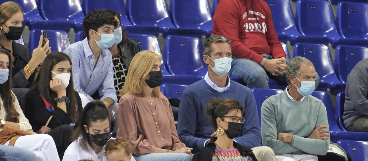 Cristina de Borbón and Iñaki Urdangarin attending ASOBAL match in Barcelona 23 October 2021