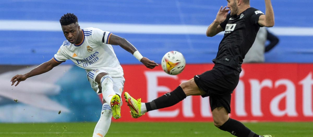 Vinicius en un lance del juego junto a Lucas Pérez