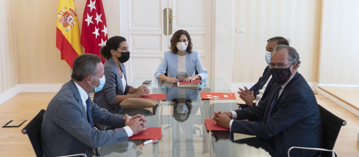 La portavoz de Vox en la Asamblea, Rocío Monasterio, la presidenta de la Comunidad de Madrid, Isabel Díaz Ayuso, y parte de su equipo de gobierno