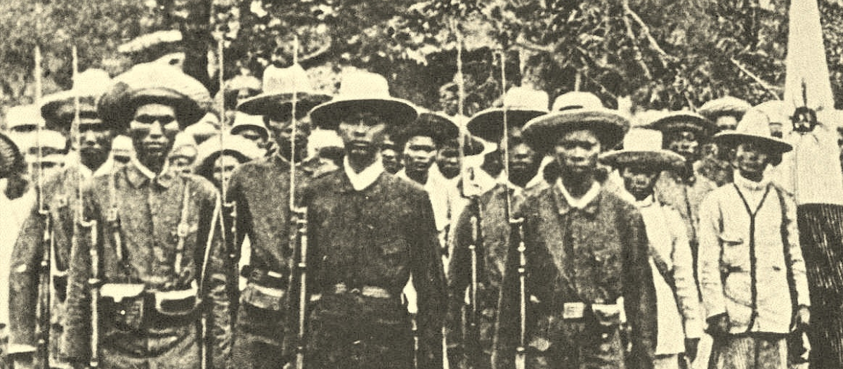 Fotografía de finales del siglo XIX con rebeldes filipinos katipuneros