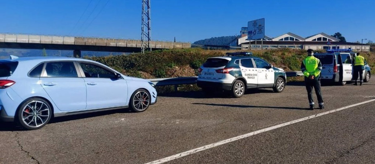 Investigado un vecino de Vigo de 29 años por circular a 230 kilómetros por hora en Ribadavia (Ourense).
Un vecino de Vigo de 29 años ha sido interceptado por la Guardia Civil por circular a 230 kilómetros por hora en la autovía A-52 a su paso por el municipio de Ribadavia (Ourense).
ESPAÑA EUROPA GALICIA SOCIEDAD
GUARDIA CIVIL