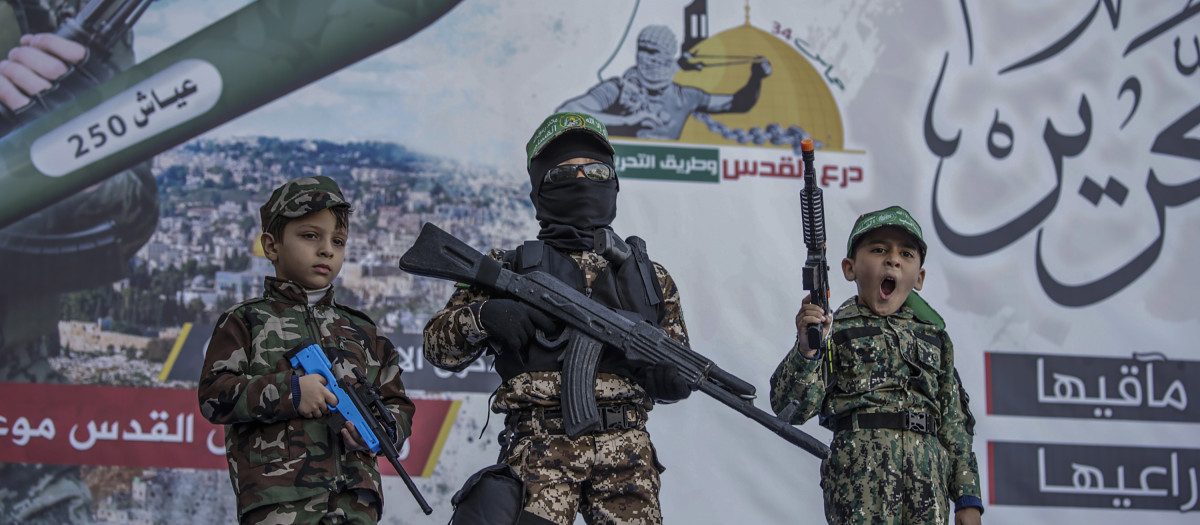 Niños palestinos participan en la celebración de la fundación de Hamás