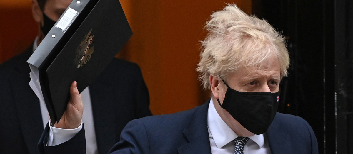 Boris Johnson, sale del número 10 de Downing Street en Londres