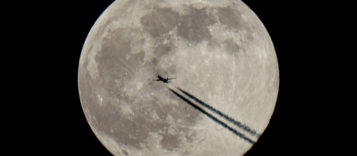 Un avión vuela junto a la Luna la semana pasada