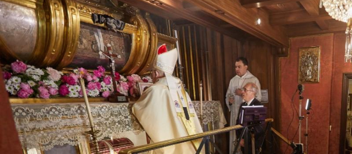 Carlos Osoro ante los restos mortales de san Isidro Labrador