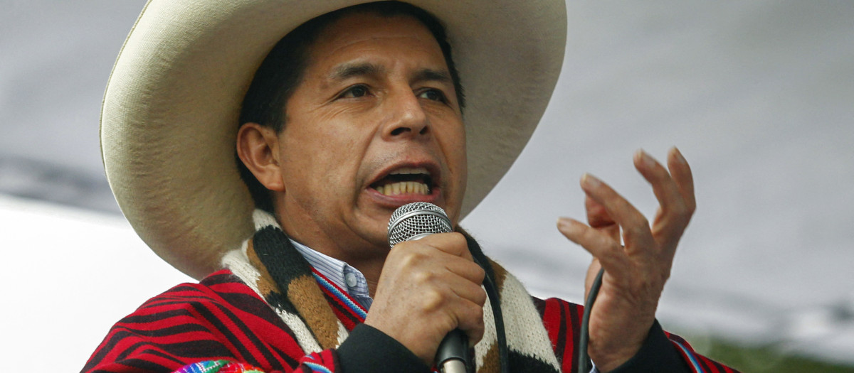 (FILES) In this file photo taken on December 07, 2021 Peruvian President Pedro Castillo, dressed in typical Andean attire, speaks during a massive rally calling for political and economic stability in Juliaca, Puno region, Peru. - According to a survey published on January 16, 2022, the disapproval of Peruvian president Pedro Castillo stands at 60% -the highest since he took office six months ago. (Photo by Carlos MAMANI / AFP)