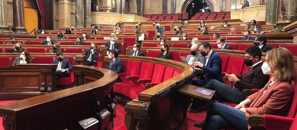 El pleno del Parlament debate sobre la persecución a las brujas en Cataluña
El Parlament ha aprobado este miércoles una propuesta de resolución, presentada conjuntamente por los grupos de ERC, Junts, la CUP y los comuns, en la que se insta al Govern a "reparar la memoria histórica, dignificar y reivindicar" a las mujeres acusadas de brujería.
CATALUÑA ESPAÑA EUROPA BARCELONA POLÍTICA