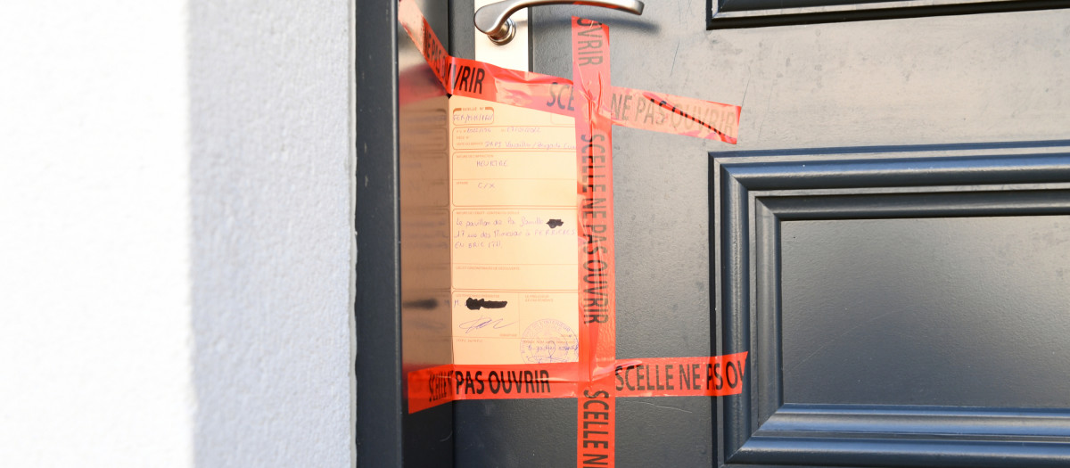 El sello policial en la puerta de la casa donde vivía el niño que se ha encontrado muerto en un maleta