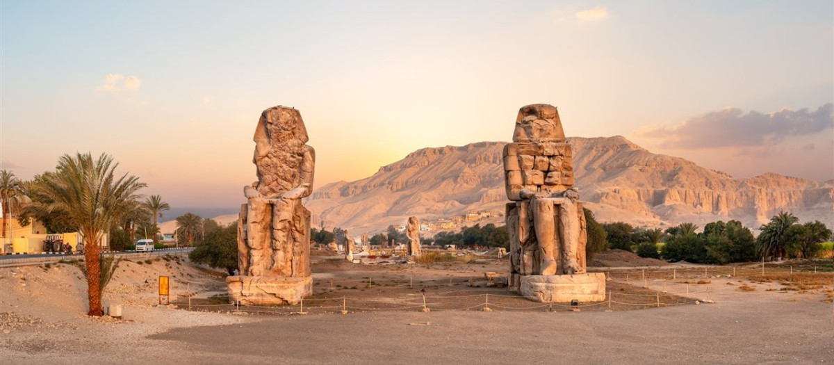 Templo de Amenhotep III presidido por los colosos de Memnon