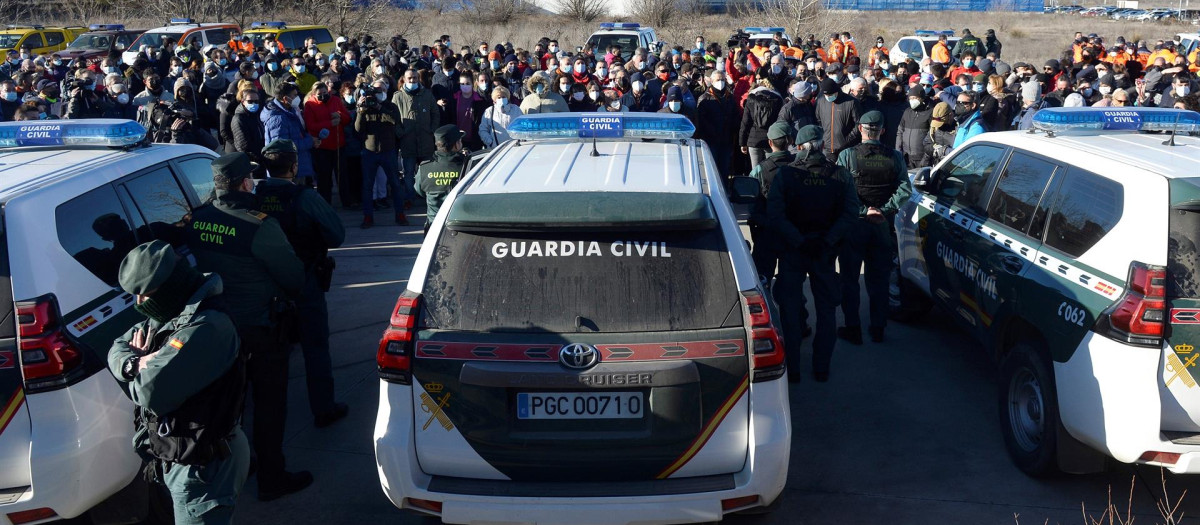 Vecinos, agentes de la Guardia Civil, voluntarios de Cruz Roja y miembros de Protección Civil participan este sábado la cuarta batida en busca de Esther López, desaparecida el 12 de enero