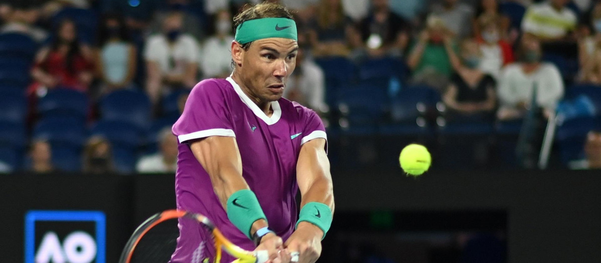 Nadal golpea de revés en la semifinal ante Berrettini