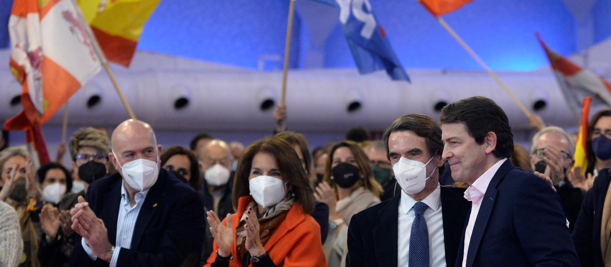 El expresidente del Gobierno José María Aznar (2d), clausura en Valladolid un acto de la campaña electoral a la Presidencia de Castilla y León junto al candidato a la reelección por el PP, Alfonso Fernández Mañueco (d)