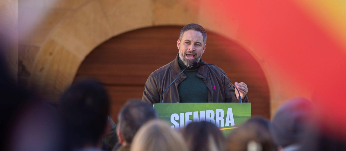 El presidente de VOX, Santiago Abascal, interviene durante el acto de su partido celebrado este domingo en la Plaza Mayor de Soria