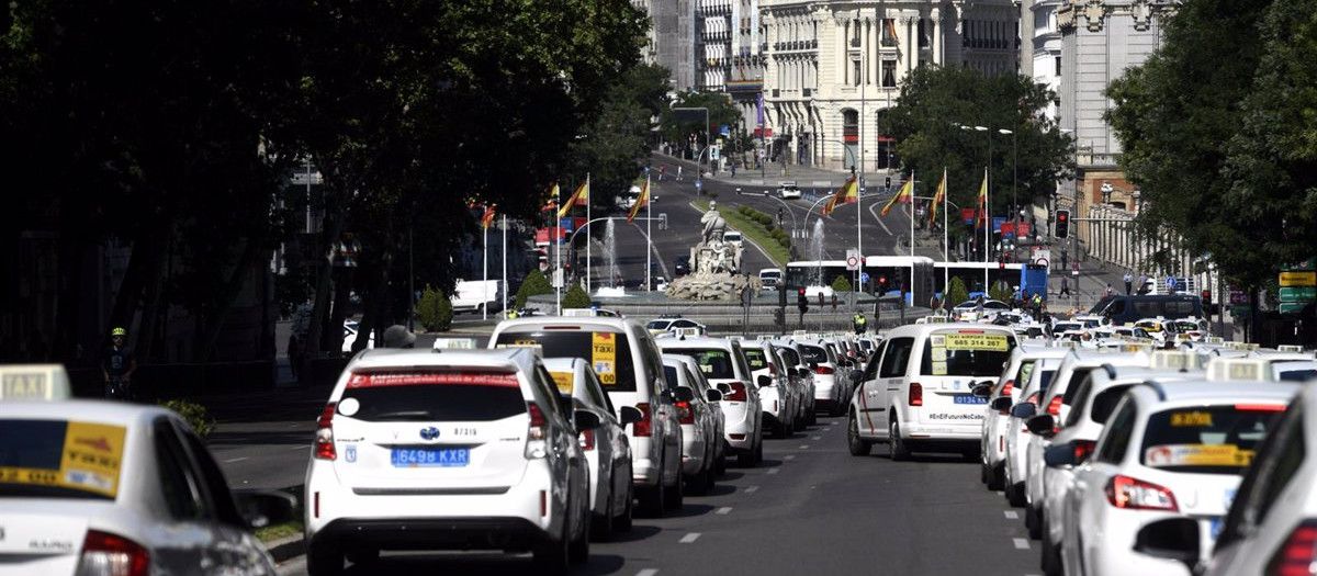 30-06-2020 Taxistas permanecen estacionados en vías cercanas a la Puerta de Alcalá durante una macroconcentración de vehículos convocada por la Federación Profesional del Taxi de Madrid y Élite Taxi, en Madrid (España), a 30 de junio de 2020. Las asociaciones del Taxi esperan reunir hasta 10.000 coches, para exigir al Ayuntamiento de Madrid que regule la limitación del servicio ante la falta de demanda en la "nueva normalidad".
POLITICA 
Óscar Cañas - Europa Press