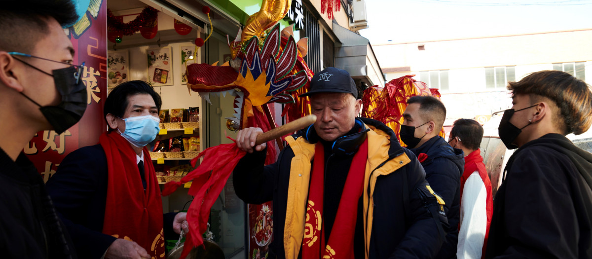 Ambiente en el barrio de Usera con motivo de la celebración del Año Nuevo Chino. China festeja desde anoche la llegada del Año del Tigre, con celebraciones que se verán limitadas en las grandes ciudades por precaución contra la pandemia.