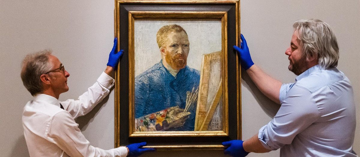 Dos operarios colocan el autorretrato de Vincent Van Gogh de 1887-88 en la galería Courtauld de Londres Reino Unido este martes y que formará parte de la exposición 'Autorretratos de Van Gogh' del 3 de febrero al 8 de mayo