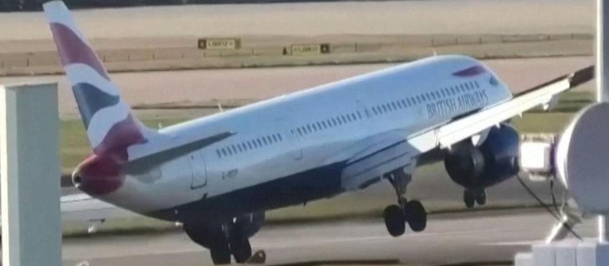 Imagen de un avión de British Airways que tiene problemas para aterrizar